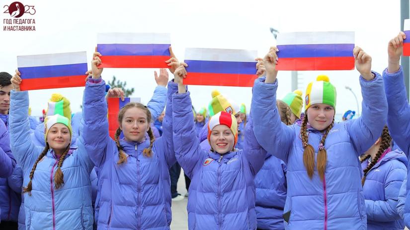 В «Артеке» более 1000 ребят и вожатых создали живую картину– символ Года педагога и наставника